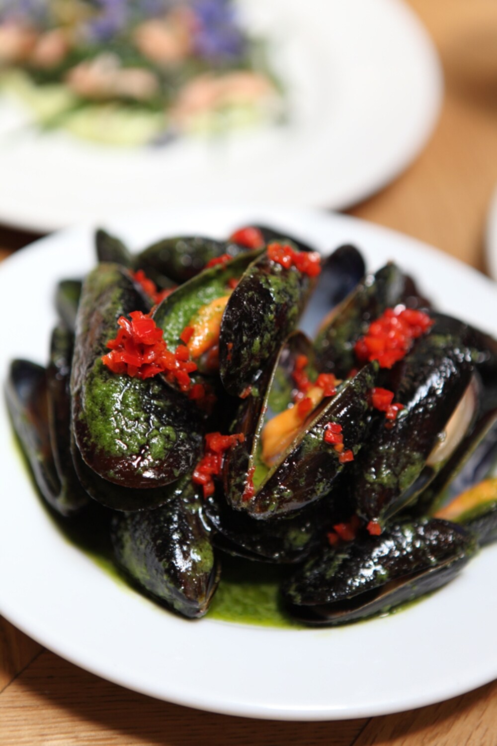 Grilled mussels with chili and pesto