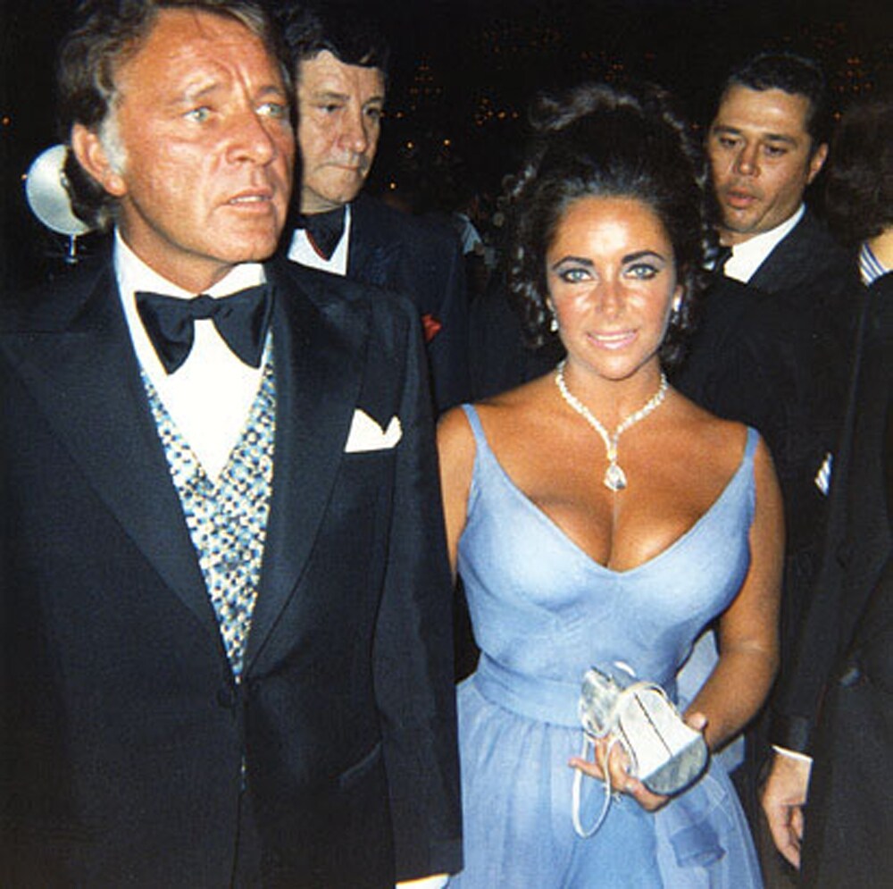 Elizabeth Taylor wearing the Taylor-Burton diamond, with Ric