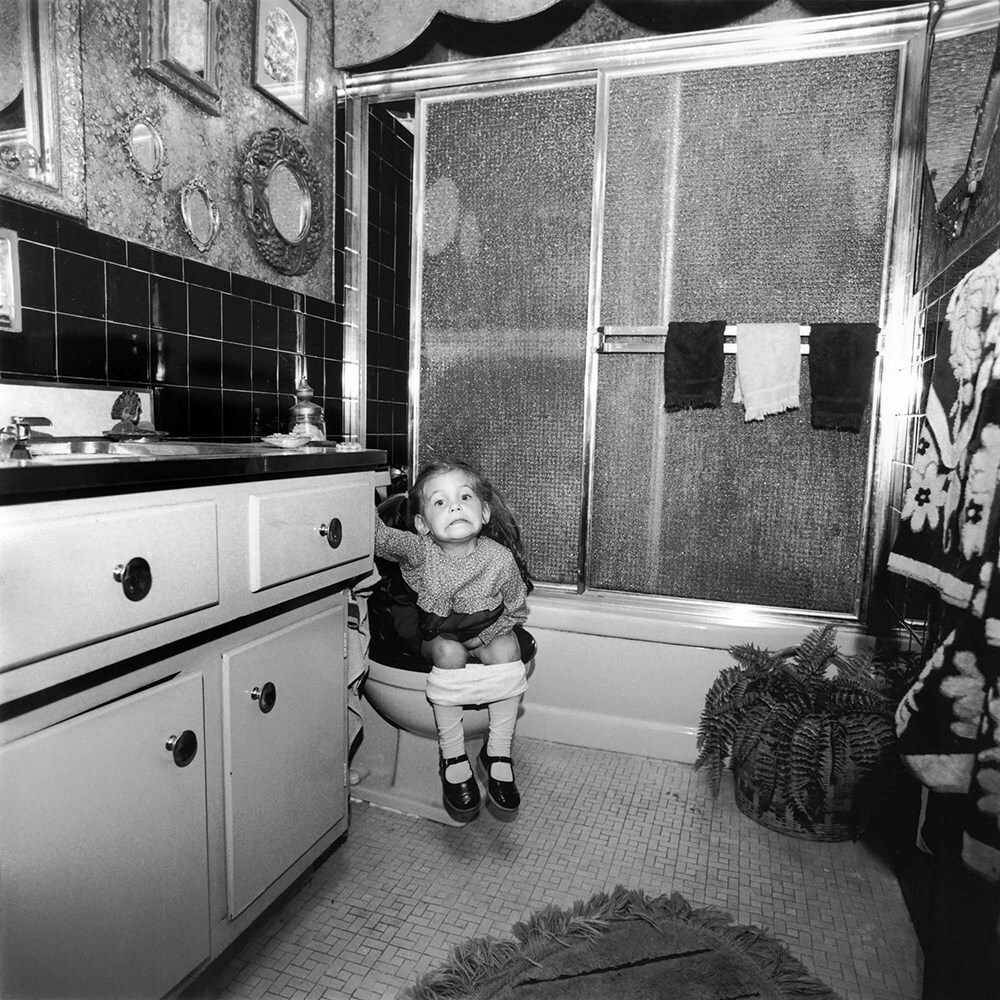 026_1975_roshhosh_jennifer_bathroom_smr