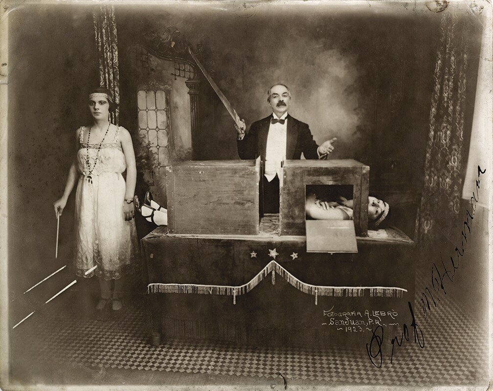 Photograph of the Mexican magician Professor Herrmann sawing