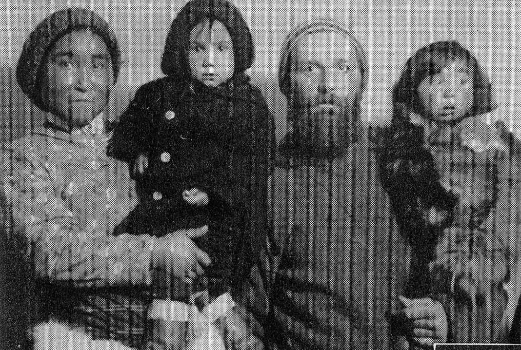 Peter Freuchen with Navarana Mequpaluk and their children