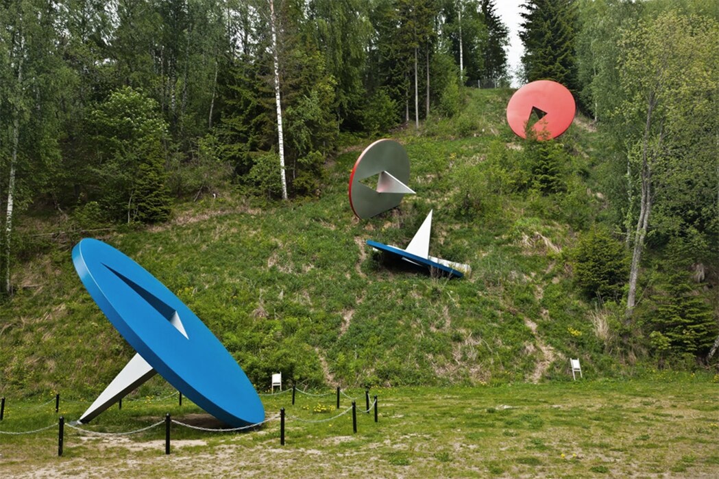 Claes Oldenburg and Coosje van Bruggen, Tumbling Tacks, 2009