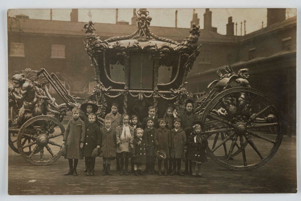 17. Children alongside the King&#212;&#199;&#214;s State Coach