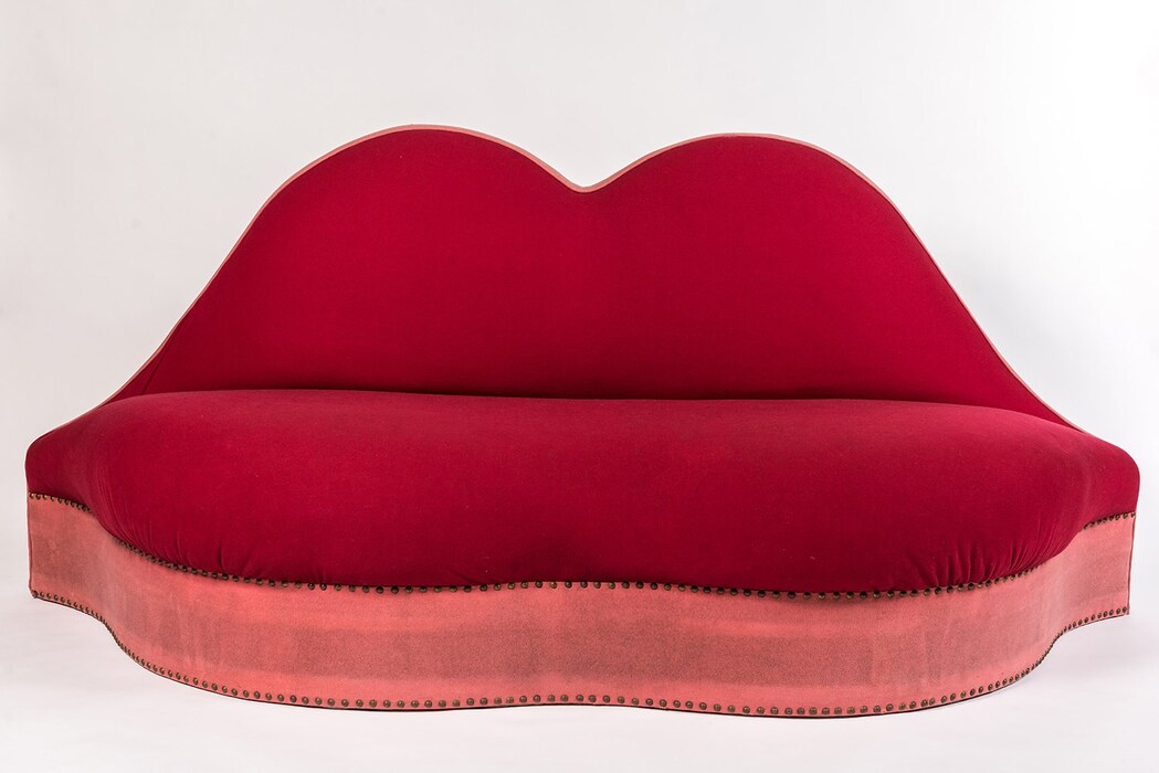 Edward-James_Salvador-Dali,-Mae-West-lips-sofa,-19