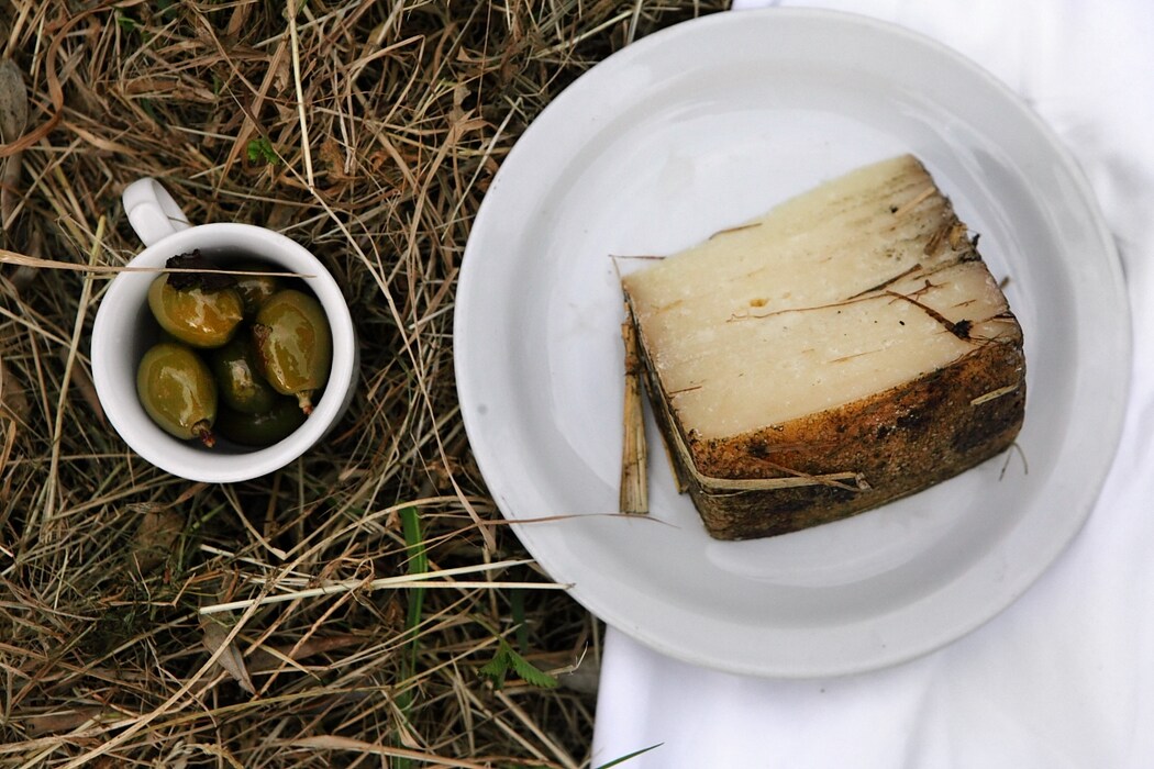Caseificio Marovelli Cheese with dwarf peaches with black tr