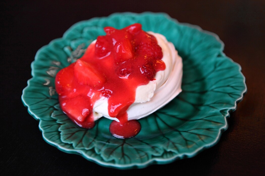 Meringue, strawberries and vanilla cream