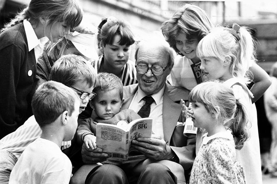 Roald Dahl reads to a group of children