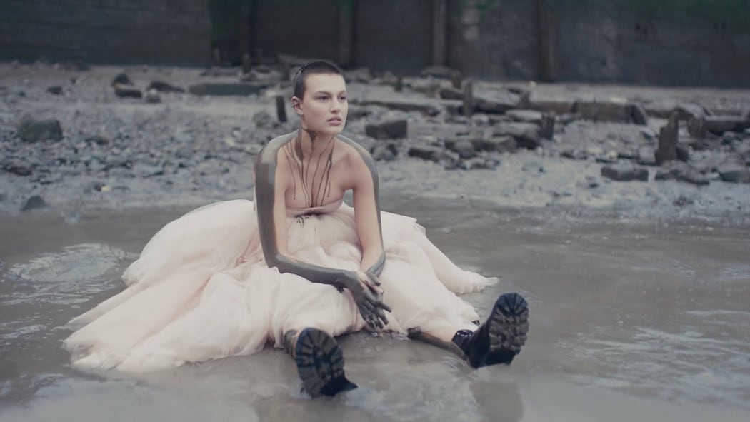 ALEXANDER McQUEEN: REDIFINING BEAUTY 写真集 ALEXANDER McQUEEN: REDIFINING BEAUTY 写真集 - メルカリ