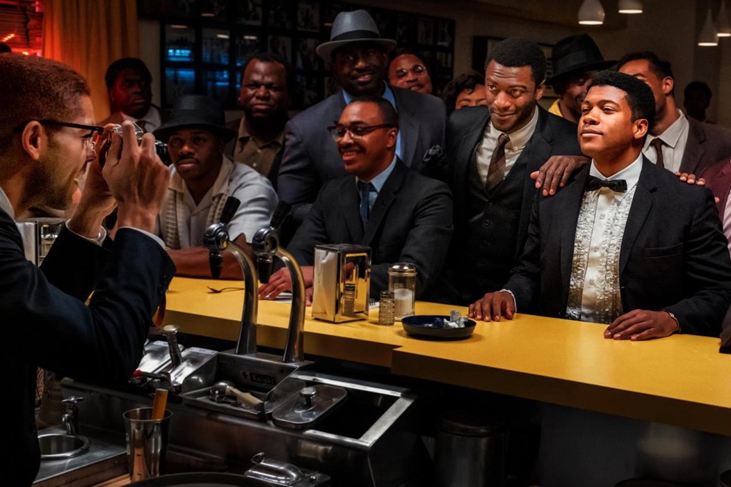 one-night-in-miami-2020-group-photograph-at-bar