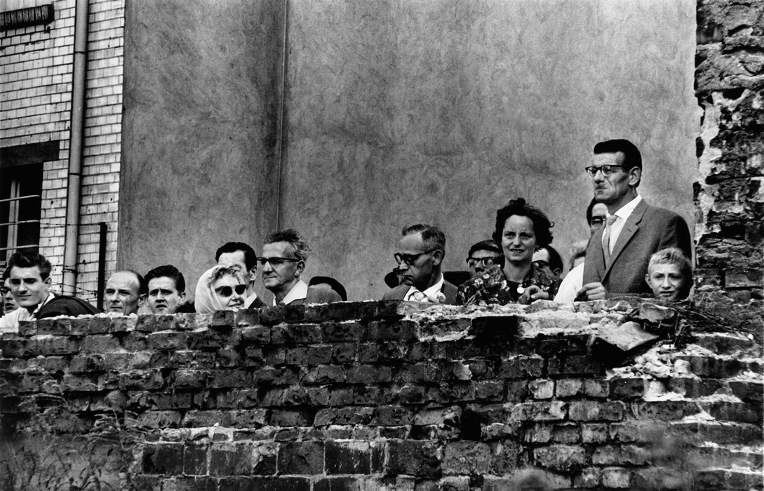 East-Germans-looking-into-the-West,-Berlin,-1961-(
