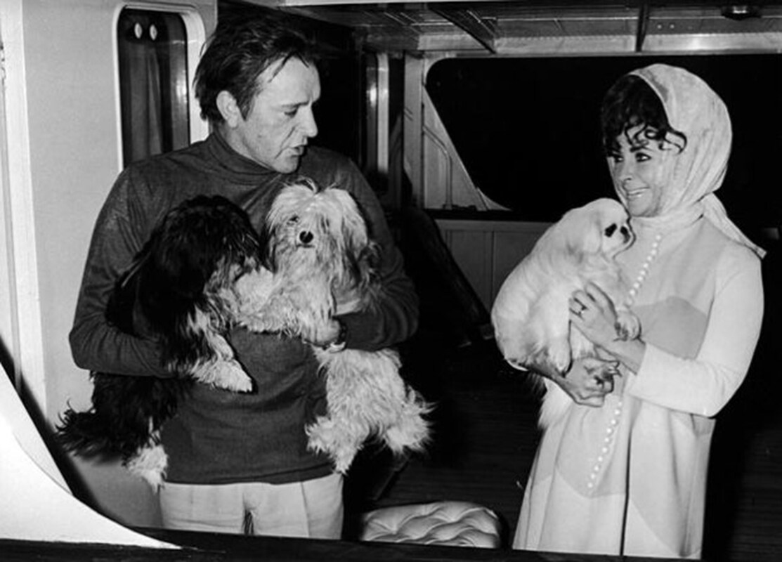 Married actors Richard Burton and Elizabeth Taylor hold the 