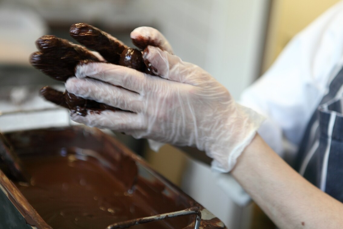 Making chocolate by hand at Melt