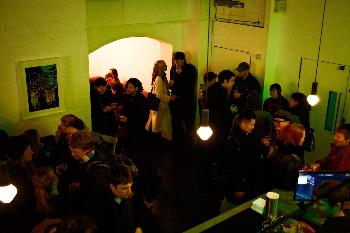 Een andere man presenteert de vertoning van Peter Hujar’s Day op de ICA