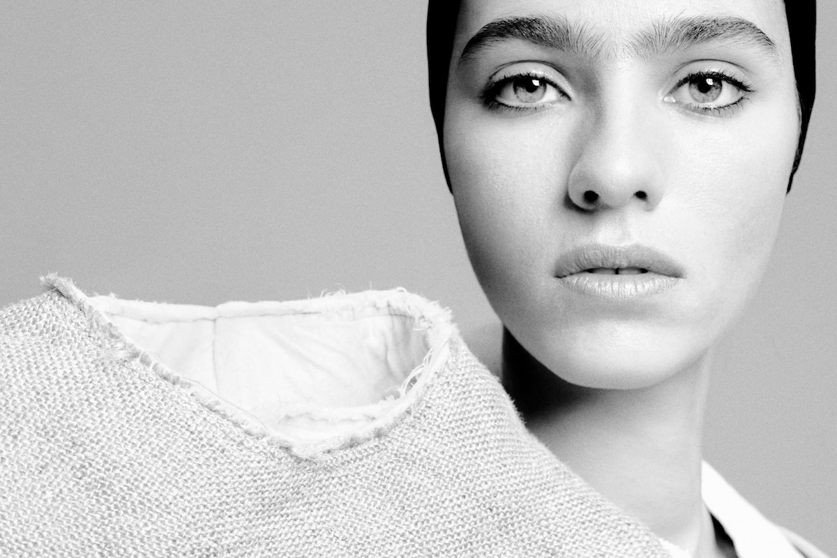 Cover: Loli Bahia draagt Comme Des Garçons