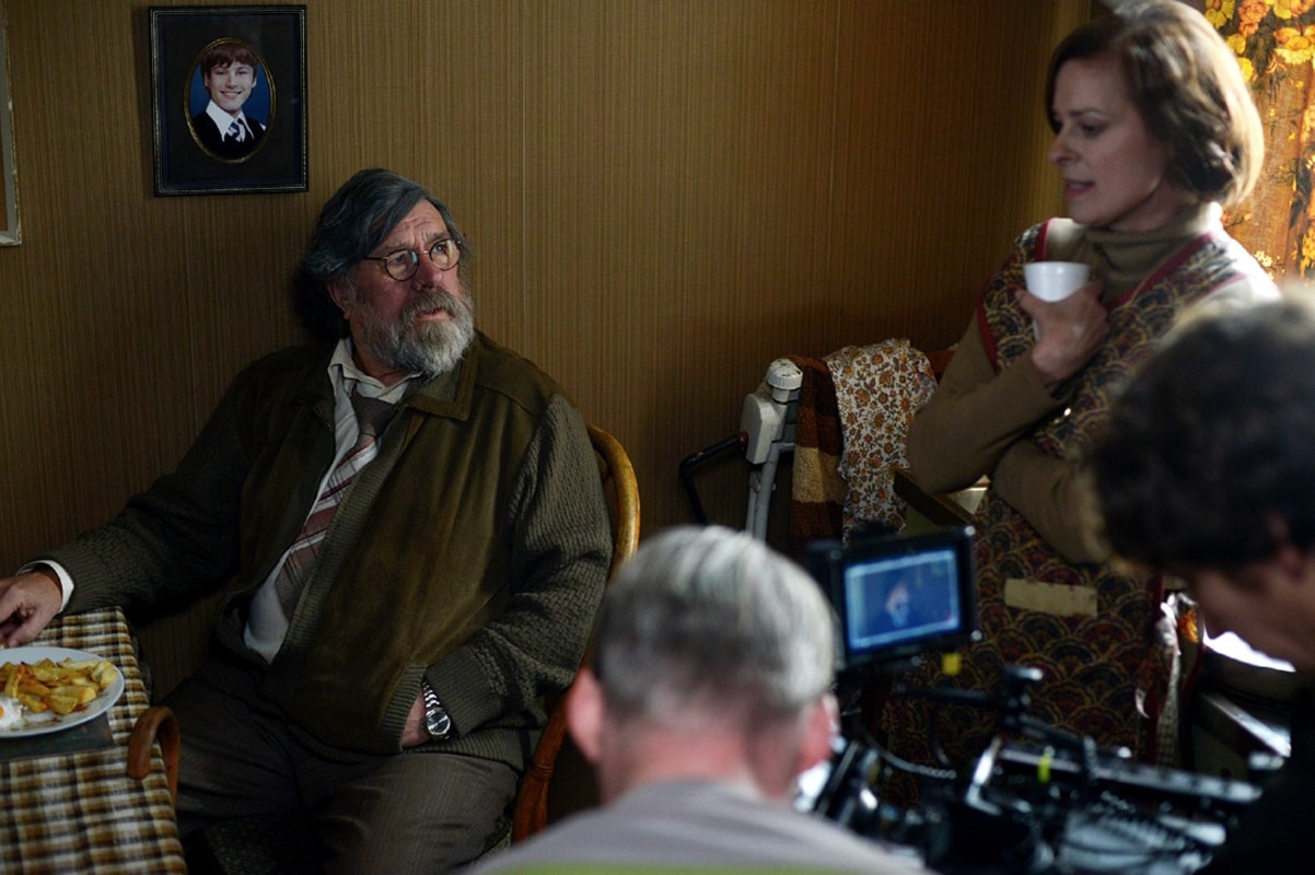 Ricky Tomlinson and Lisa Stansfield on set