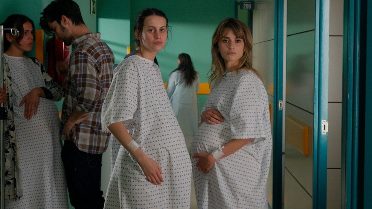 Parallel Mothers Lead Image