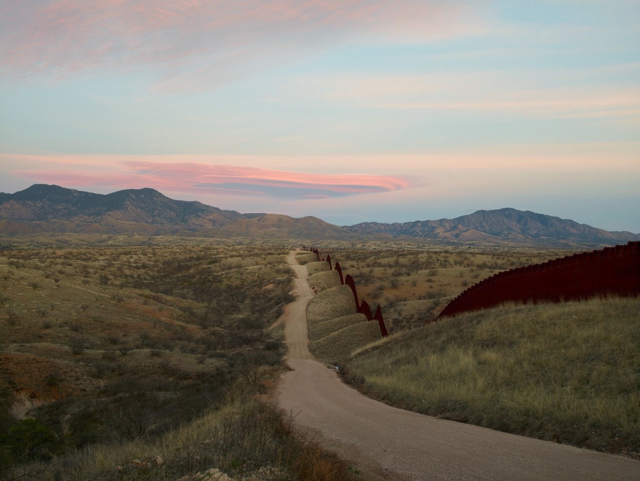 Richard Misrach, Wall, east of Nogales, Arizona, from the se