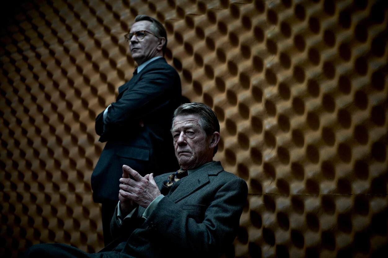 Gary Oldman as George Smiley and John Hurt as Control in Tin