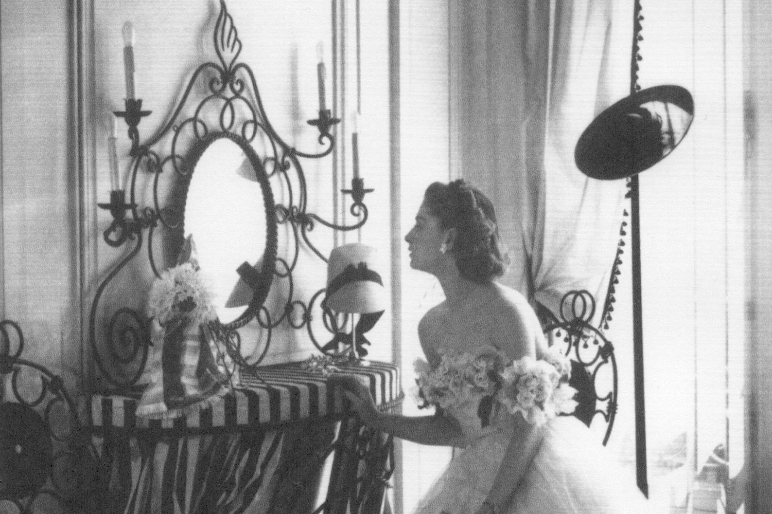 Robert-Piguet-model-at-vanity