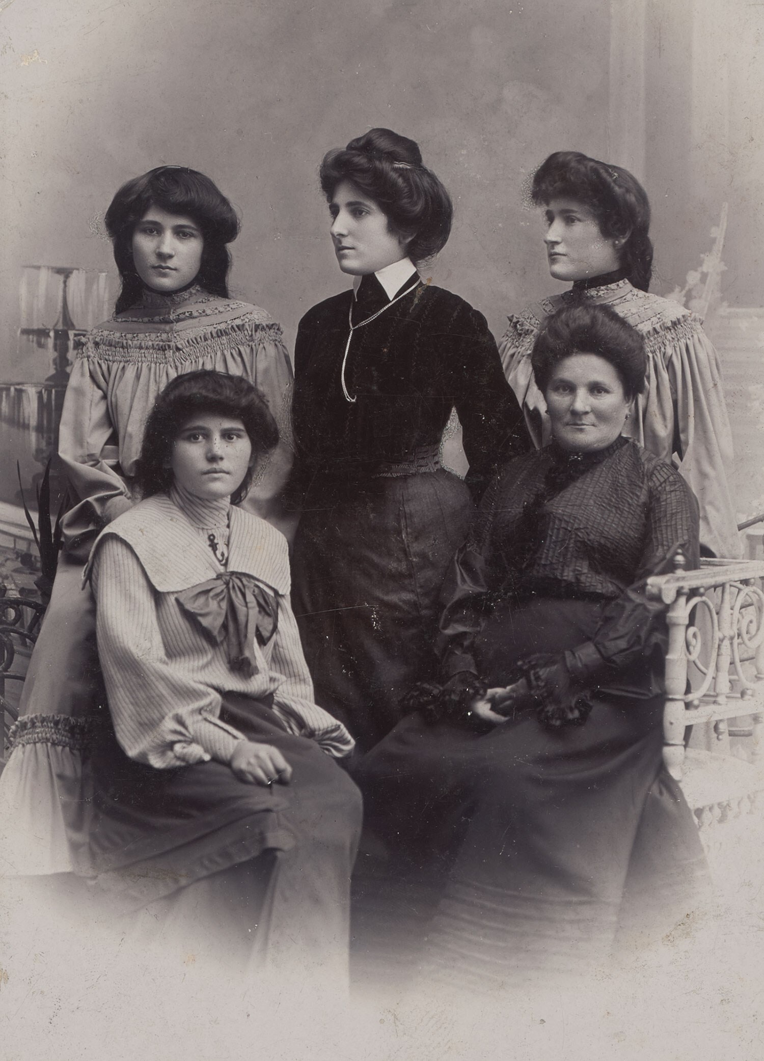 resizedHelena-Rubinstein-mit-Schwestern-und-Mutter
