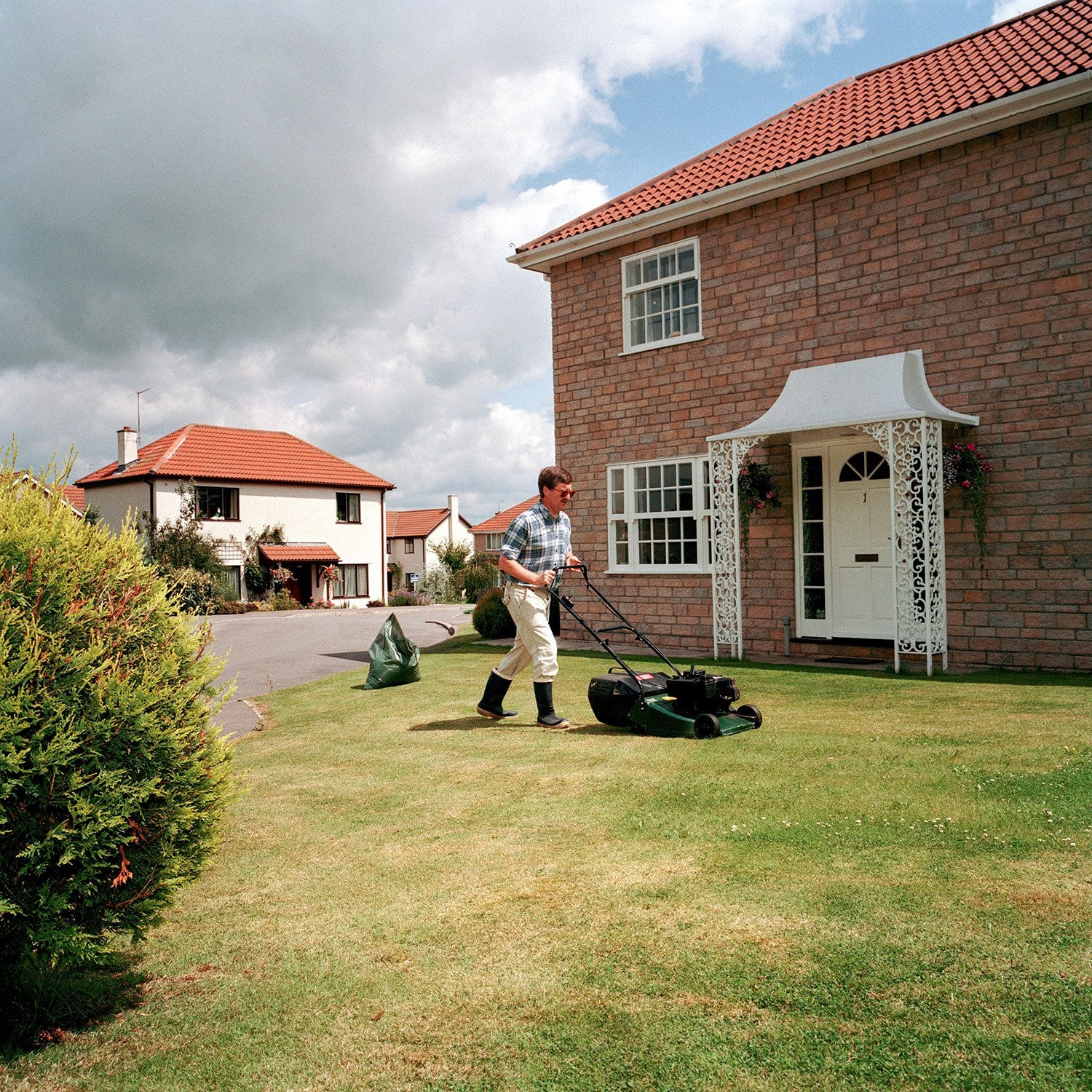 low Mowing the lawn_Chew Stoke_Martin Parr