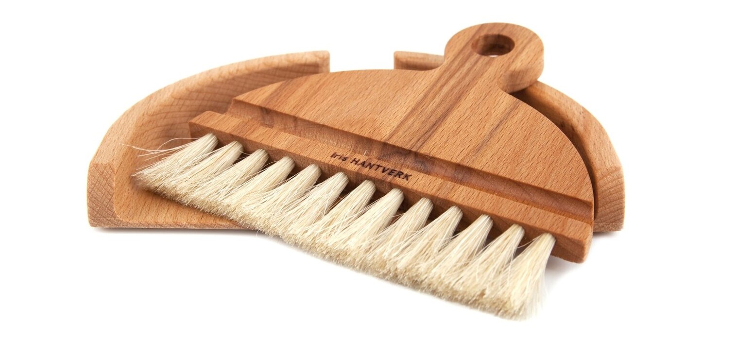 Dustpan and Brush by Iris Hantverk