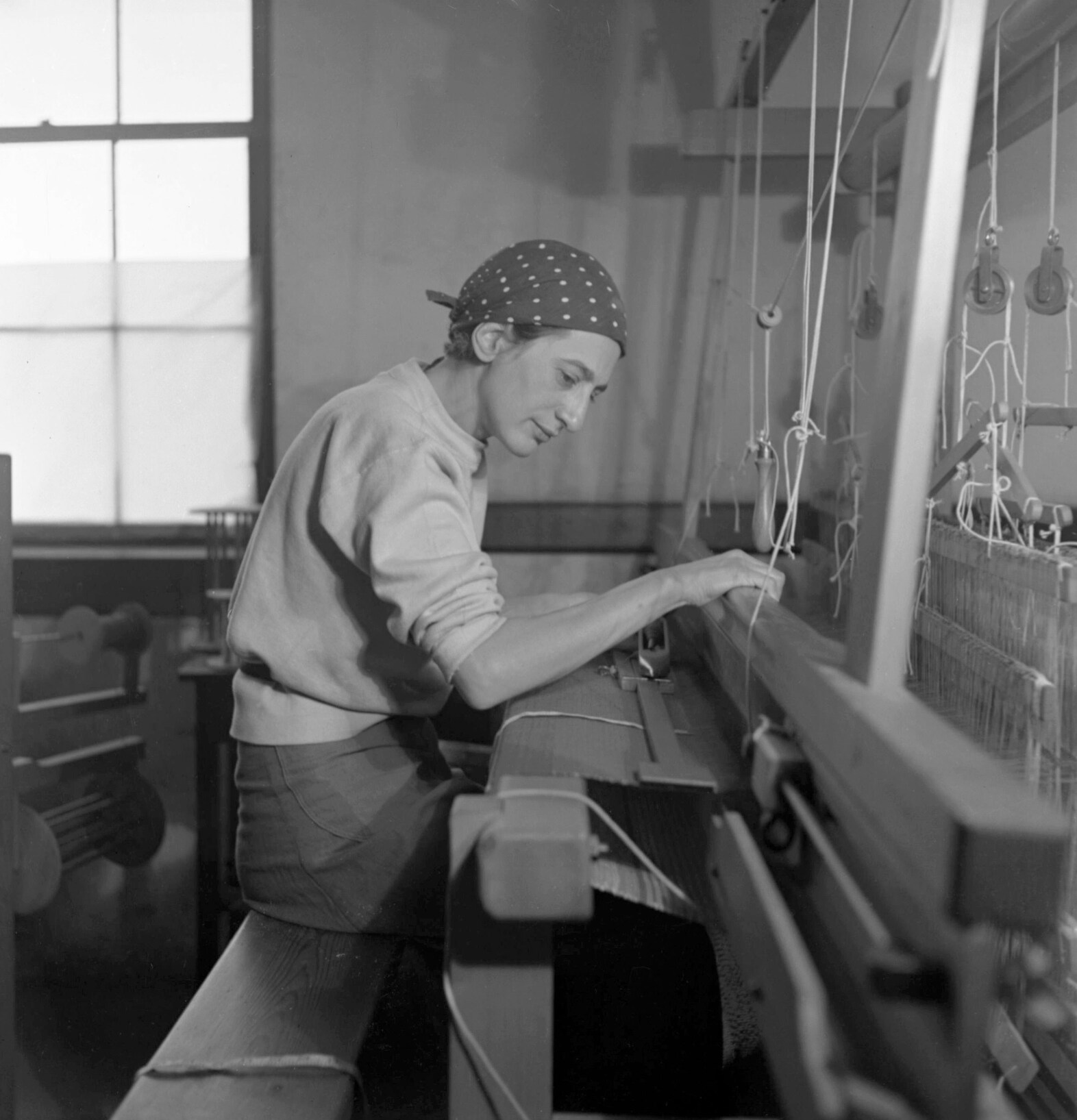 Anni-Albers-in-her-weaving-studio-at-Black-Mountai