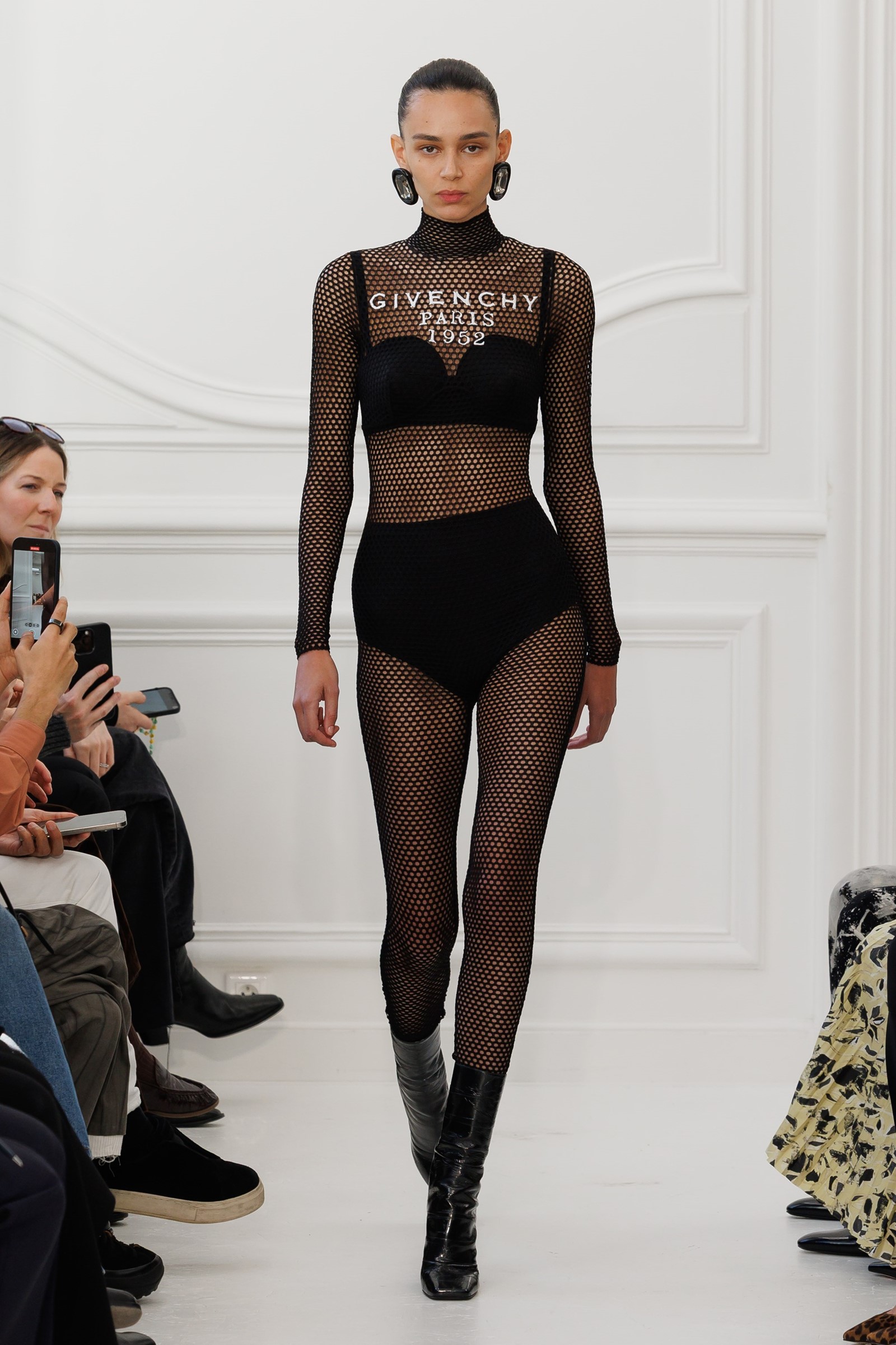 Givenchy_Womenswear_AW25_Look_01