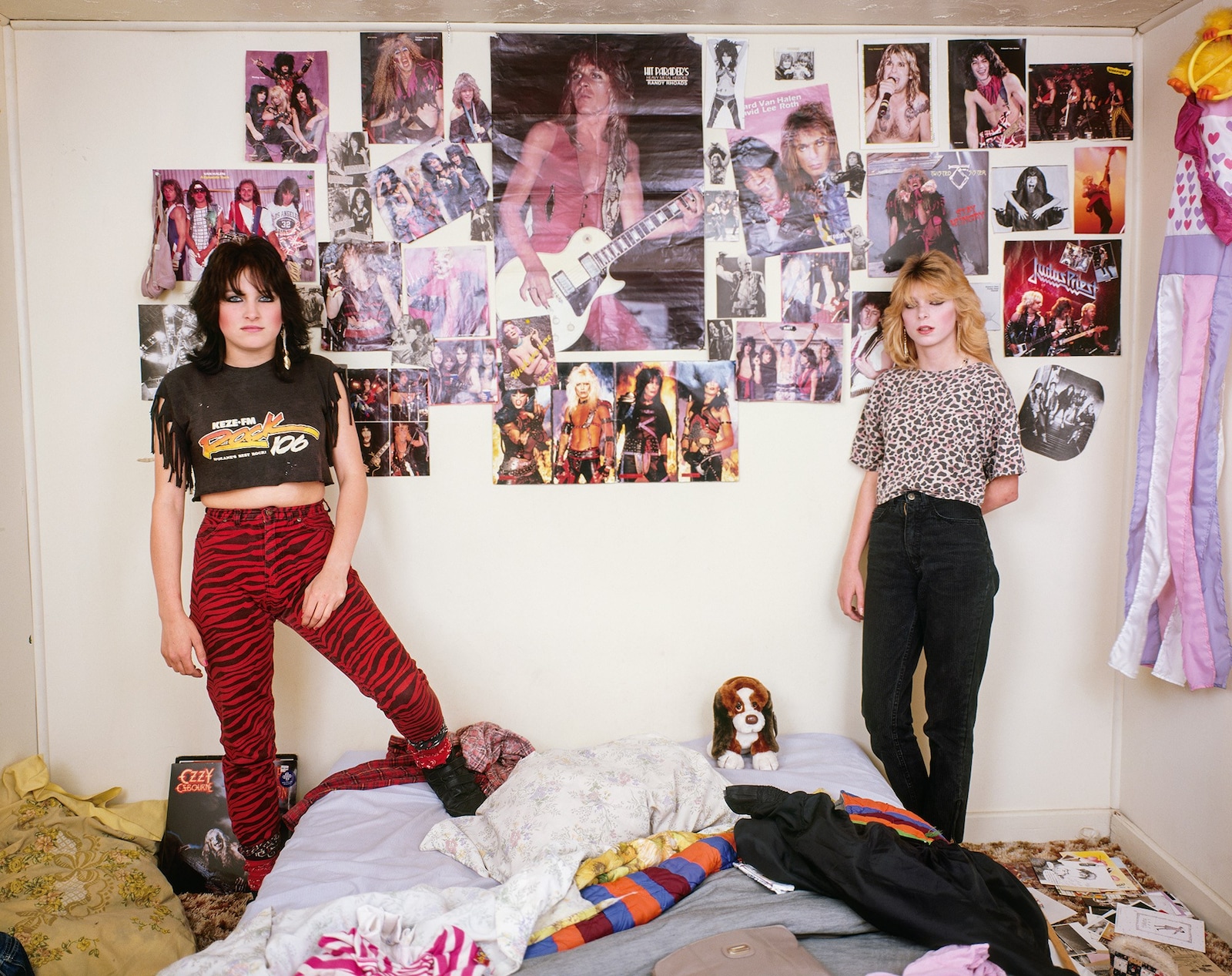 Adolescentes en sus habitaciones