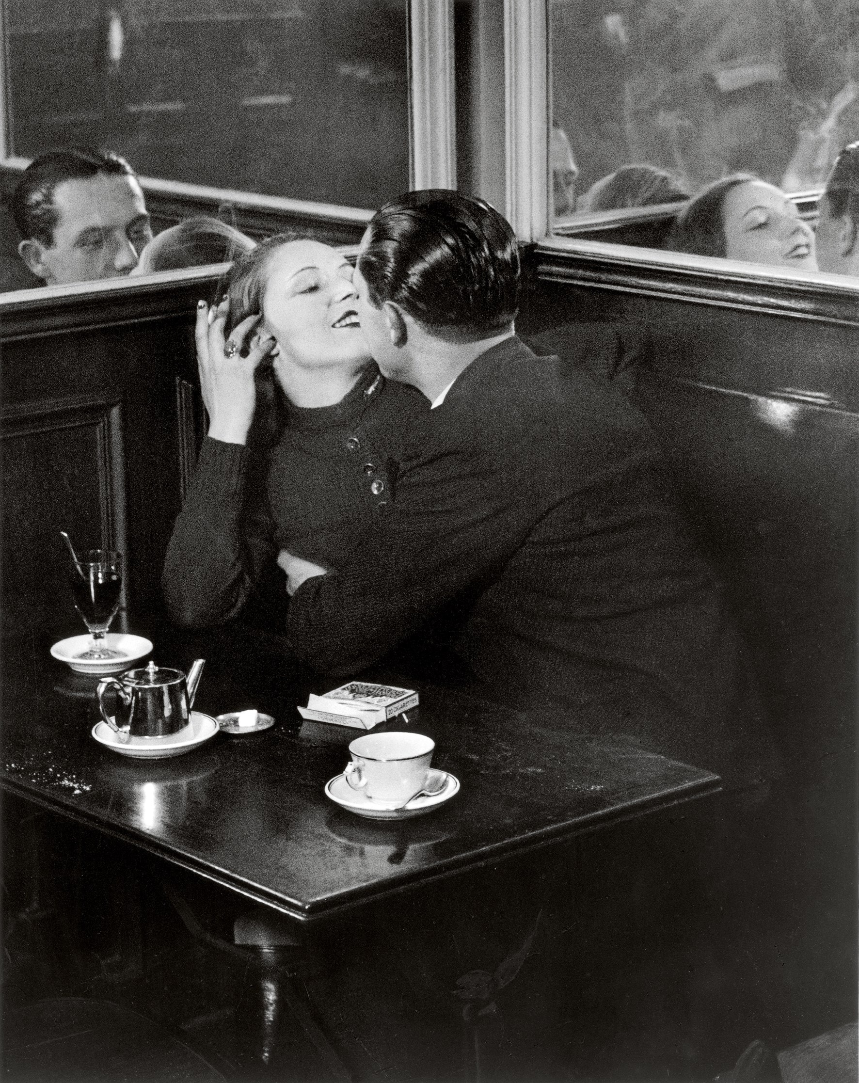 Couple d Amoureux dans un Petit Cafe Quartier Ital