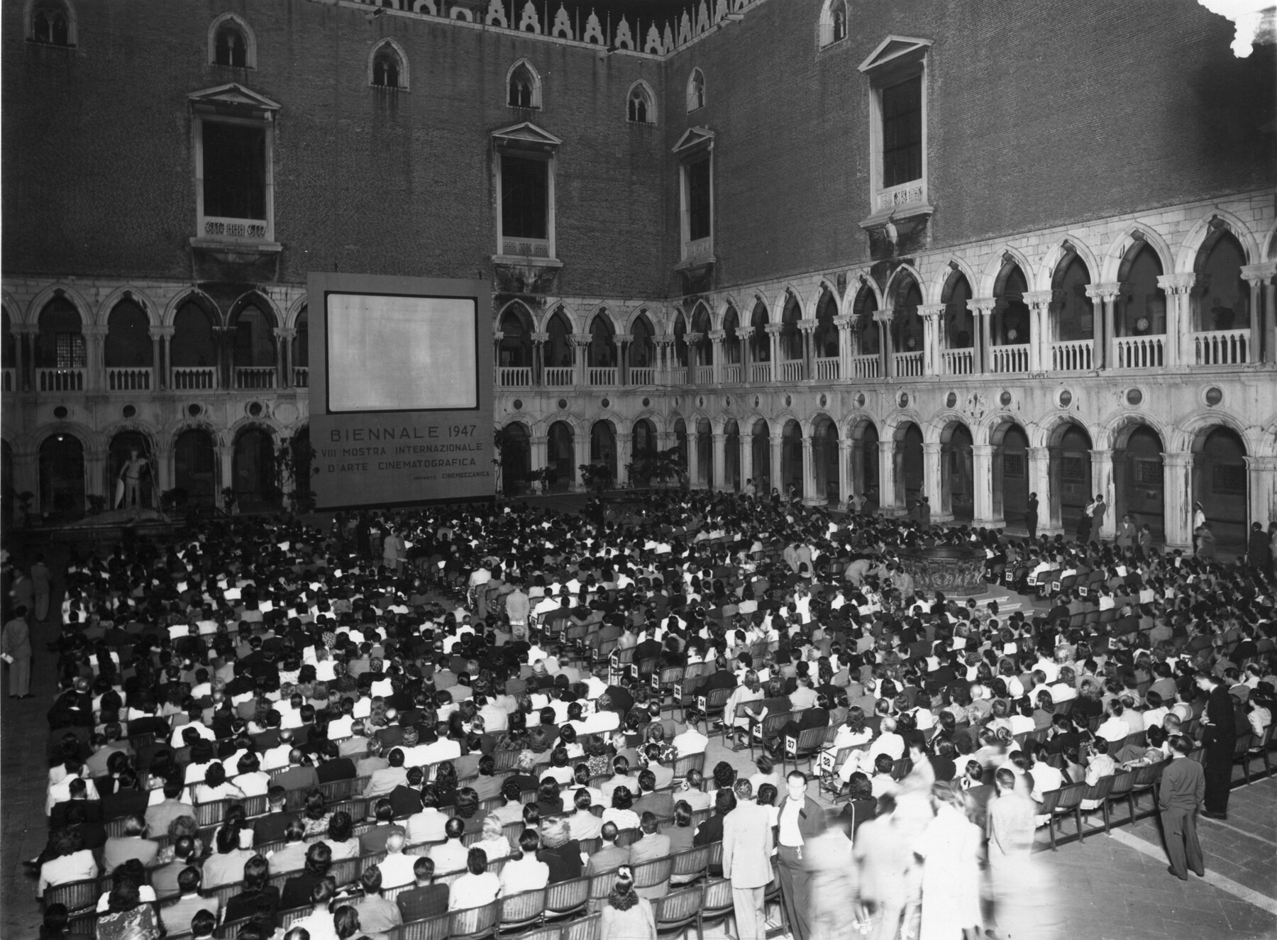 1 Pubblico nel cortile di Palazzo Ducale - foto Gi
