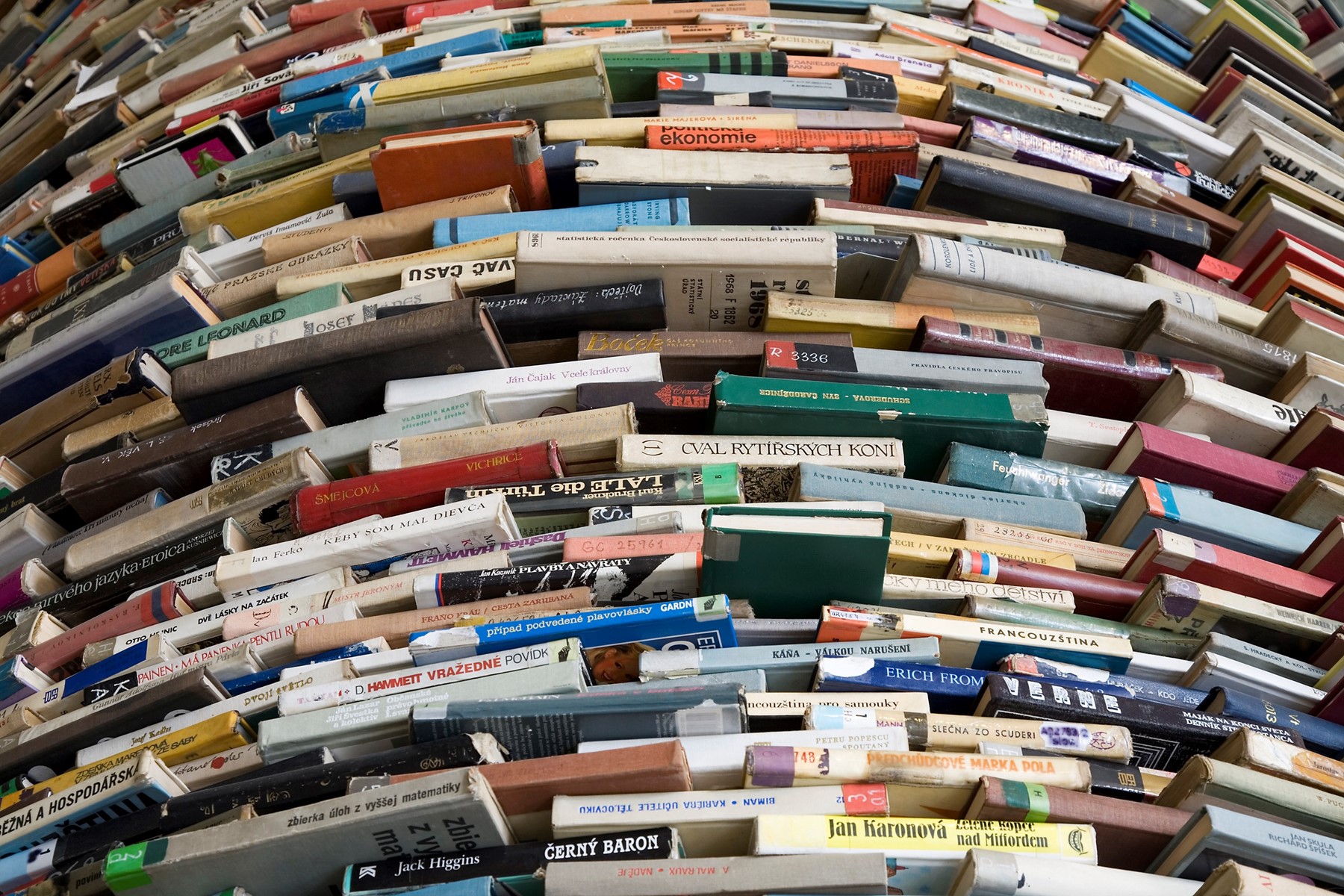 A_tower_of_used_books_-_8444