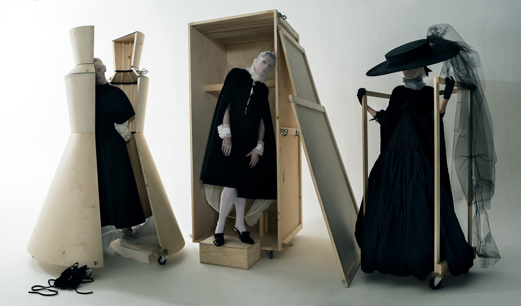 Tim-Walker-&#39;Karen-Elson,-Sgaire-Wood-&amp;-James-Crewe