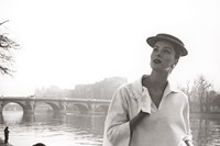 Suzy-Parker-by-the-Seine_-Costume-by-Balenciaga_-1