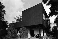 Alvar_Aalto_in_front_of_house_1930s