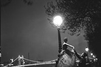 On-the-Embankment,-London,-1951-Barbara-Goalen-in-