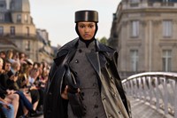 Ala&#239;a Winter-Spring 2023 show L&#233;opold S&#233;dar Senghor bridge