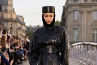 Ala&#239;a Winter-Spring 2023 show L&#233;opold S&#233;dar Senghor bridge