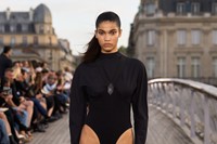 Ala&#239;a Winter-Spring 2023 show L&#233;opold S&#233;dar Senghor bridge