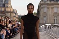 Ala&#239;a Winter-Spring 2023 show L&#233;opold S&#233;dar Senghor bridge