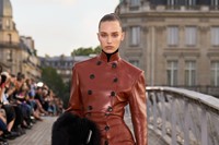 Ala&#239;a Winter-Spring 2023 show L&#233;opold S&#233;dar Senghor bridge