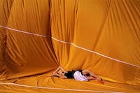 Travel to the Sun Zomer Vincent van de Wijngaard Imruh Asha