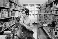 Audrey Hepburn with Ip in the supermarket, 1958