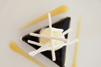 Disk shaped chocolate under an acidulated meringue Mikado