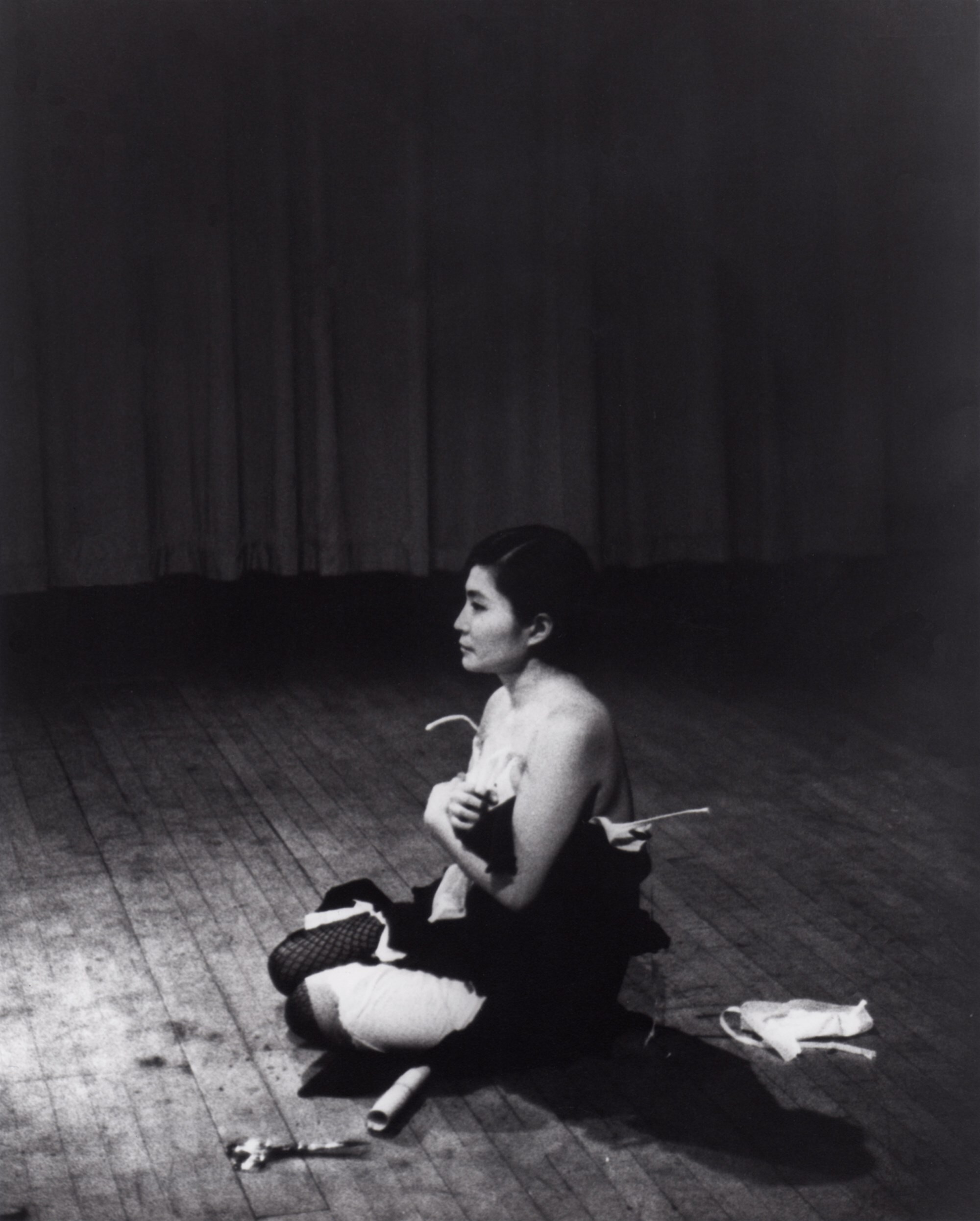 7_yokoono_cutpiece_1965