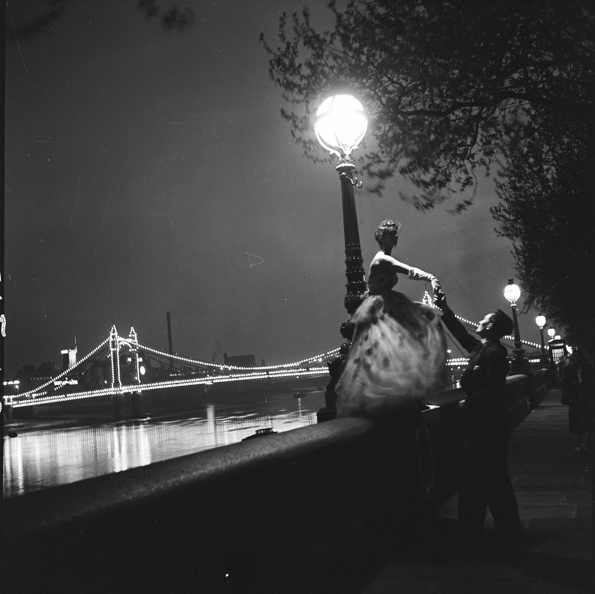 On-the-Embankment,-London,-1951-Barbara-Goalen-in-