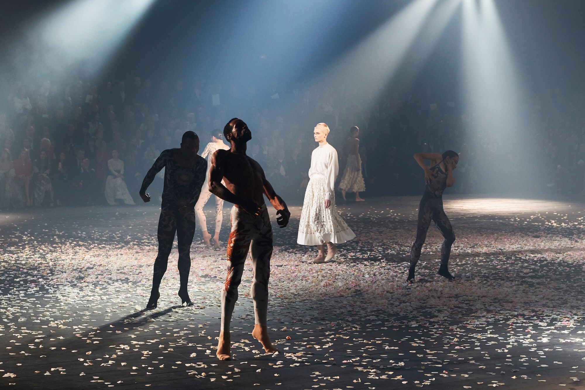 DIOR_RTW_SS19_PERFORMANCE_&#169;ADRIEN_DIRAND_11