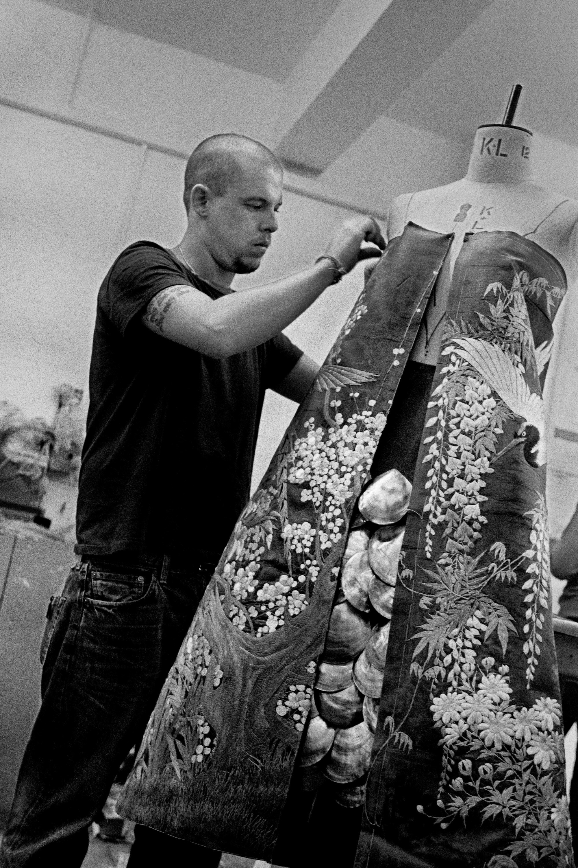 This Photographer Took 35,000 Pictures of Alexander McQueen Over 13 Years |  AnOther
