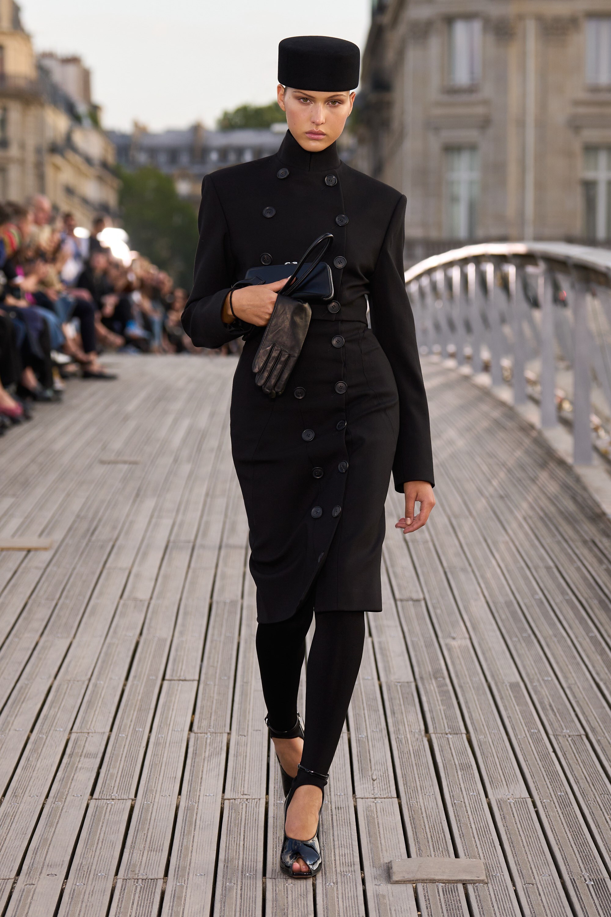 Ala&#239;a Winter-Spring 2023 show L&#233;opold S&#233;dar Senghor bridge
