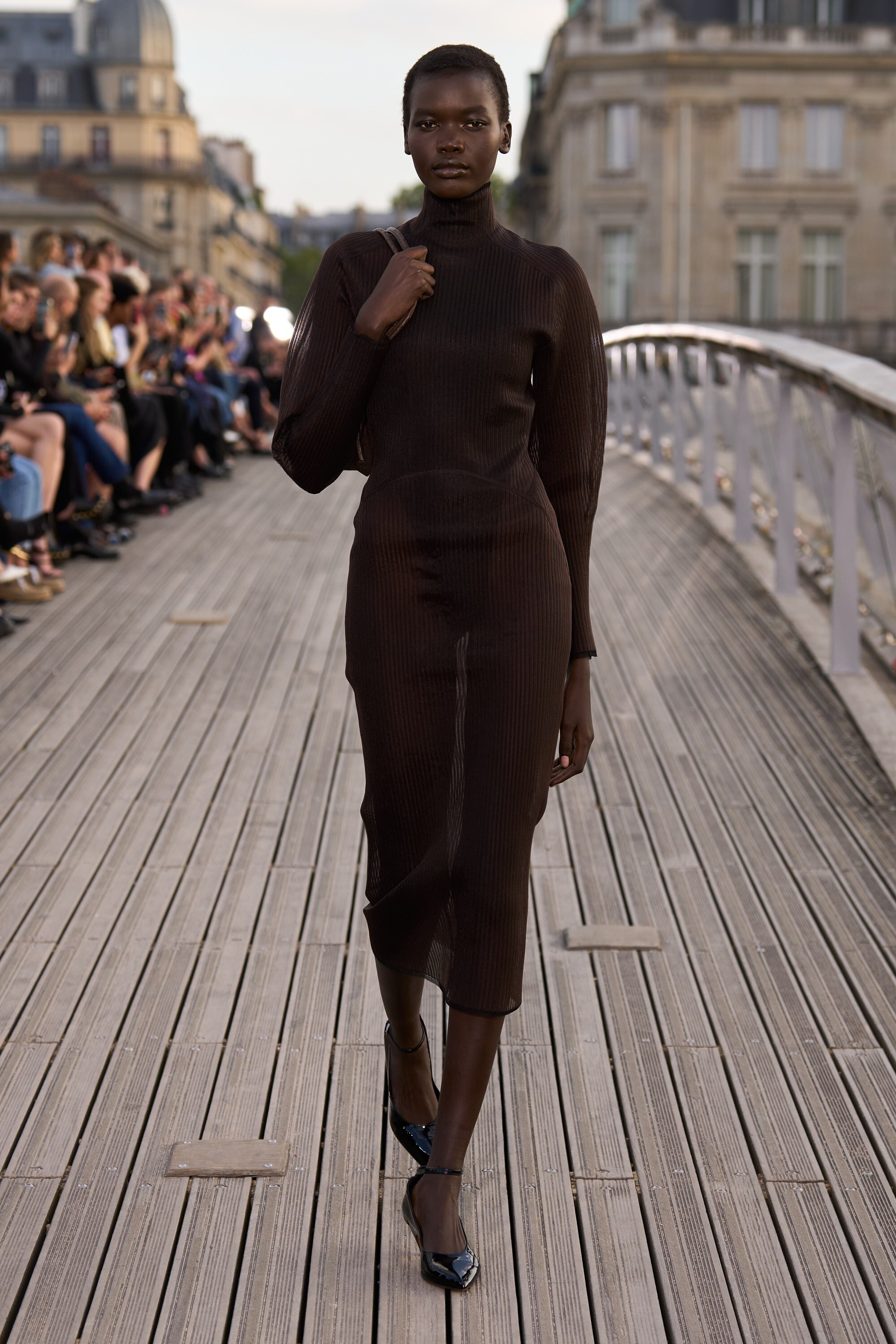Ala&#239;a Winter-Spring 2023 show L&#233;opold S&#233;dar Senghor bridge
